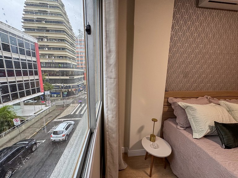 Apartamento novo e moderno no Centro | 600 mega