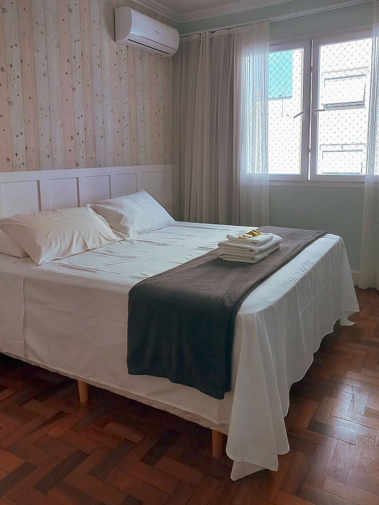 Apto funcional no Centro | Cama Queen | 600mb